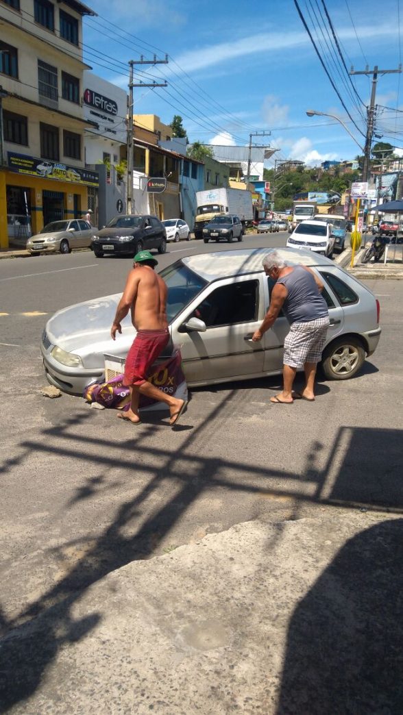 Av. Itabuna - carro no buraco