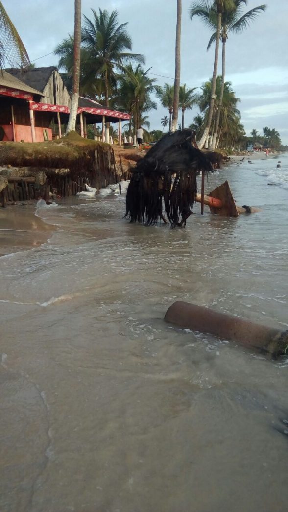 Destruição pela maré na orla sul de Ilhéus