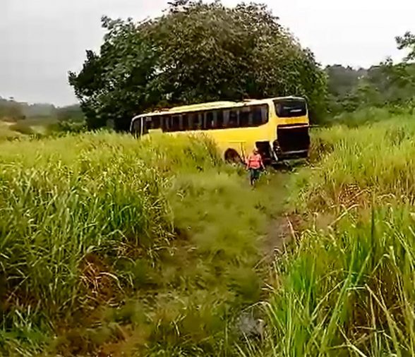 onibus EM ACIDENTE