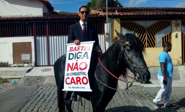 vereador chega a cavalo em feira de santana