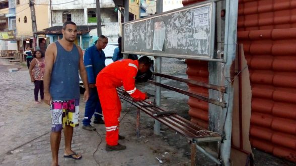 Manutenção do ponto de ônibus na conquista