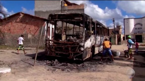 Onibus incendiado porto seguro