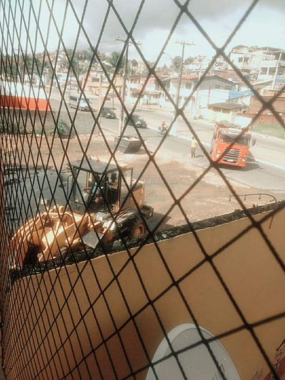 Retirada de lixo no parque infantil em Ilhéus