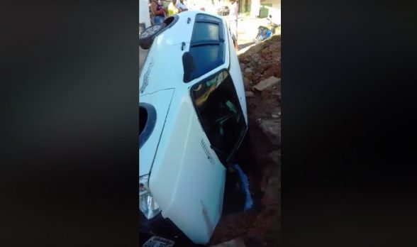 CARRO CAI NO BURACO NO TEOTONIO VILELA