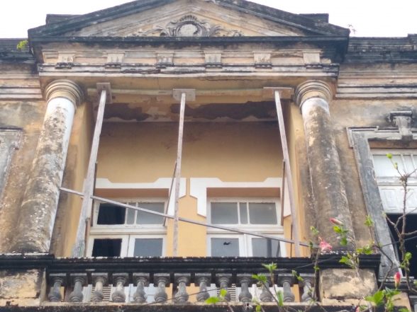 Prédio abandonado ao lado do Santa Ângela em Ilhéus