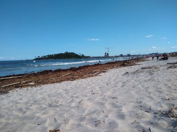 Praia da avenida Ilhéus - Suja