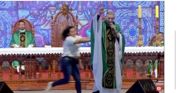 Mulher empurra padre Marcelo Rossi