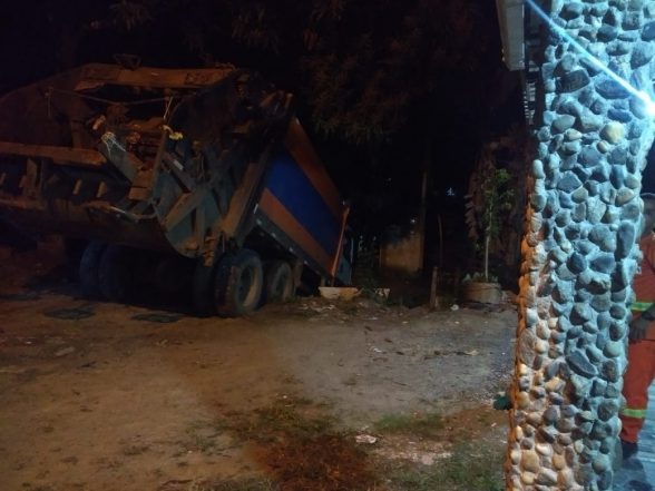 Caminhão de lixo em Ilhéus