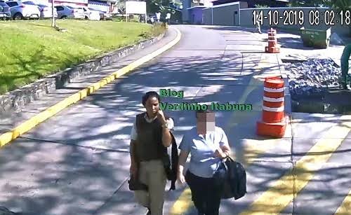 Mulher vestida de PM em Itabuna