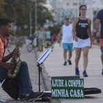 leandro-mendes-toca-saxofone-na-praia-de-camburi-para-arrecadar-dinheiro
