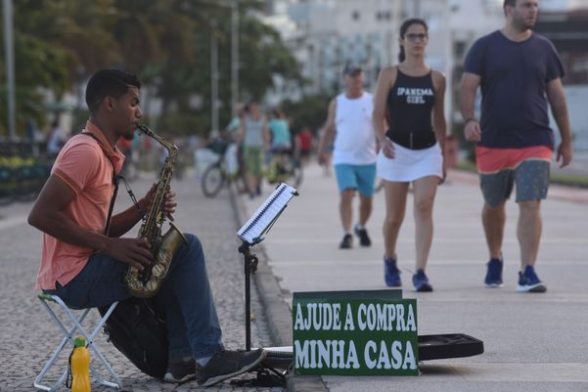 leandro-mendes-toca-saxofone-na-praia-de-camburi-para-arrecadar-dinheiro