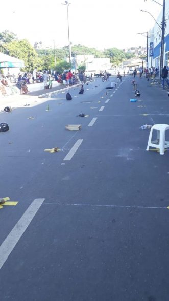 ilheus-pessoas-ignoram-sinalizacao-de-afastamento-e-se-aglomeram-em-frente-a-cef-1280-5a92de4f