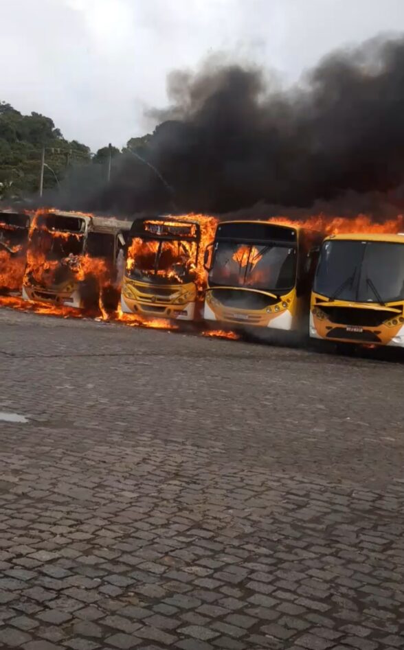 INCÊNDIO ATINGE ÔNIBUS NA GARAGEM DA VIAMETRO EM ILHÉUS