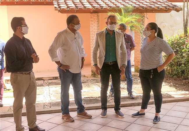 Prefeito visita hospital vida ilhéus