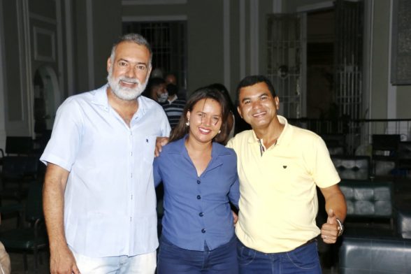 Prof. Reinaldo com Caliana Mesquita e Júnior da Construfort