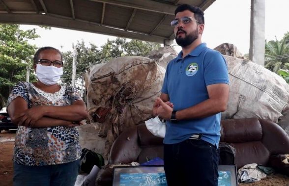Deizemeire Souza e Valderico Junior durante encontro no galpão da COOLIMPA