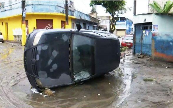 Carro arrastado em Itabuna