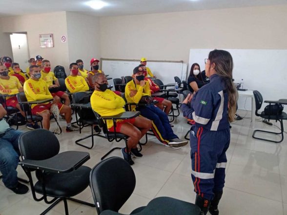 treninamneto salva vidas, bombeiros e marinha