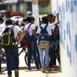 Alunos saindo de escola na Estrutural, no Distrito Federal