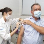 Governador da Bahia é vacinado contra a Covid-19 em Salvador