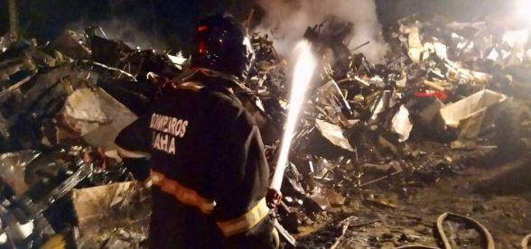 ilheus-apos-oito-horas-de-combate-bombeiros-controlam-incendio-em-deposito-3