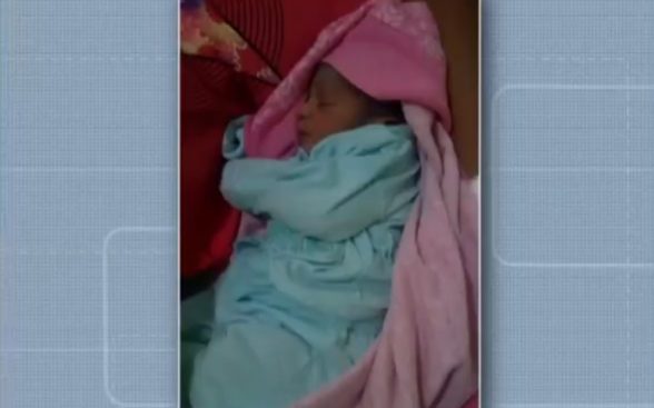 -A pequena Dandara passa bem e está com a mãe — Foto: Reprodução/TV Santa Cruz