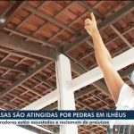 Moradores de casas em Ilhéus reclamam de pedras que atingem telhados — Foto: Reprodução / TV Santa Cruz