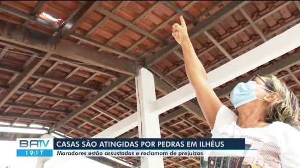 Moradores de casas em Ilhéus reclamam de pedras que atingem telhados — Foto: Reprodução / TV Santa Cruz