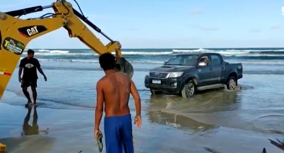 Caminhonete em praia de Ilhéus