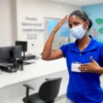 Hospital-Materno-Infantil-de-Ilheus-tem-acessibilidade-com-interprete-de-Libras-na-recepcao-555x369