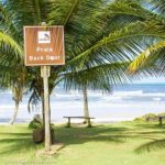Imagem-de-uma-placa-indicando-que-esta-na-Praia-Back-Door-Bahia-BA-e1621460762273