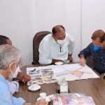 O prefeito Mário Alexandre se reuniu nesta quinta-feira (20) com a diretoria da Unimed de Ilhéus para celebrar acordo de cooperação que visa modernizar a Praça Pedro Mattos, no Centro. A iniciativa faz parte do programa ‘Adote uma Praça’, voltado à reforma, manutenção e conservação de espaços públicos do município. Na ocasião, a Cooperativa Médica entregou donativos contendo materiais de limpeza e produtos de higiene pessoal para as famílias afetadas pelas chuvas de dezembro.  “Quero agradecer o carinho que a Unimed tem pelo povo de Ilhéus e nesse momento de dificuldade está prestando todo apoio necessário às pessoas que mais necessitam”, disse o prefeito. Sobre a revitalização da praça, localizada em frente ao Teatro Municipal, o gestor frisou que a parceria entre o poder público e a iniciativa privada é fundamental para fortalecer o turismo e interligar o Centro Cultural.   Acordo com Unimed “Essa credibilidade é o que torna as ações promissoras e gera emprego, renda, estimula a atividade comercial e proporciona qualidade de vida para a nossa população”.  O presidente da Unimed Ilhéus, Paulo Sérgio Alves, informou que o serviço está previsto para ser iniciado em fevereiro. “Estamos integrados com a comunidade e esperamos em breve retomar diversos programas”.  Conforme a Prefeitura, a modernização do espaço compreende paisagismo, iluminação de LED, piso elevado de concreto e intertravado, rampa de acessibilidade para integrar a praça às ruas laterais e todo entorno. Além dos materiais de limpeza e produtos de higiene pessoal, a Unimed já doou cestas básicas e vale-gás para a população atingida pelos temporais. A Cooperativa será responsável pela manutenção do espaço pelos próximos 10 anos.  A reunião contou com as presenças do gerente da Unimed Ilhéus, Carlos Alberto de Oliveira Moinhos, e representantes do governo municipal.