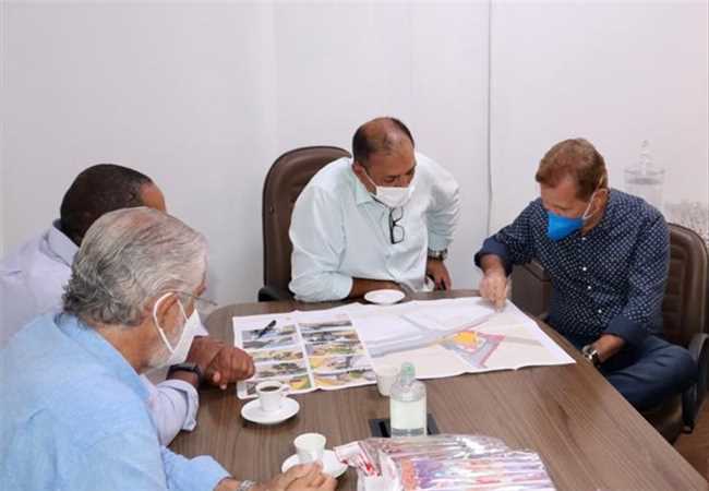 O prefeito Mário Alexandre se reuniu nesta quinta-feira (20) com a diretoria da Unimed de Ilhéus para celebrar acordo de cooperação que visa modernizar a Praça Pedro Mattos, no Centro. A iniciativa faz parte do programa ‘Adote uma Praça’, voltado à reforma, manutenção e conservação de espaços públicos do município. Na ocasião, a Cooperativa Médica entregou donativos contendo materiais de limpeza e produtos de higiene pessoal para as famílias afetadas pelas chuvas de dezembro.  “Quero agradecer o carinho que a Unimed tem pelo povo de Ilhéus e nesse momento de dificuldade está prestando todo apoio necessário às pessoas que mais necessitam”, disse o prefeito. Sobre a revitalização da praça, localizada em frente ao Teatro Municipal, o gestor frisou que a parceria entre o poder público e a iniciativa privada é fundamental para fortalecer o turismo e interligar o Centro Cultural.   Acordo com Unimed “Essa credibilidade é o que torna as ações promissoras e gera emprego, renda, estimula a atividade comercial e proporciona qualidade de vida para a nossa população”.  O presidente da Unimed Ilhéus, Paulo Sérgio Alves, informou que o serviço está previsto para ser iniciado em fevereiro. “Estamos integrados com a comunidade e esperamos em breve retomar diversos programas”.  Conforme a Prefeitura, a modernização do espaço compreende paisagismo, iluminação de LED, piso elevado de concreto e intertravado, rampa de acessibilidade para integrar a praça às ruas laterais e todo entorno. Além dos materiais de limpeza e produtos de higiene pessoal, a Unimed já doou cestas básicas e vale-gás para a população atingida pelos temporais. A Cooperativa será responsável pela manutenção do espaço pelos próximos 10 anos.  A reunião contou com as presenças do gerente da Unimed Ilhéus, Carlos Alberto de Oliveira Moinhos, e representantes do governo municipal.
