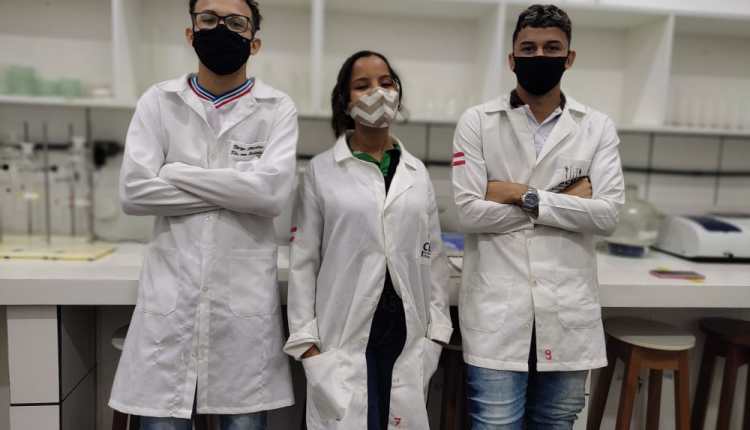 Estudantes de Ilhéus inseticida