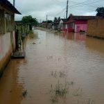 Chuva causou alagamento em Itabela, no sul da Bahia