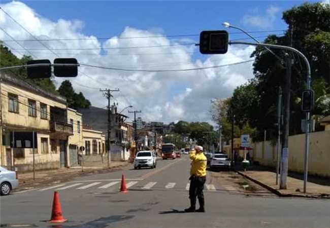 Trânsito avenida canavieiras