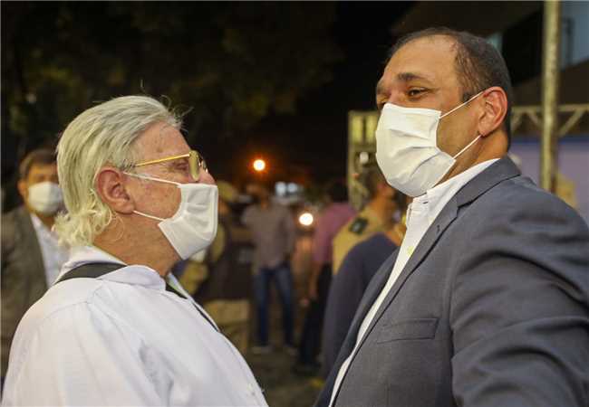 À esquerda Marzio Azaro; à direita o médico e prefeito Mário Alexandre. Foto: Clodoaldo Ribeiro/PMI