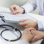 Consulta médica -enchimento-medico-forma-paciente_23-2148050550
