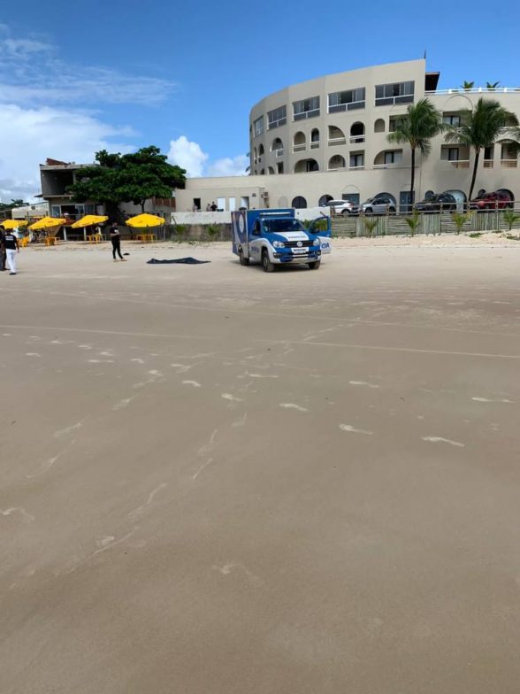 CORPO em praia de Ilhéus
