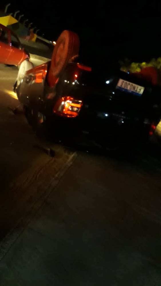 Carro capotou na curva do hotel opa a
