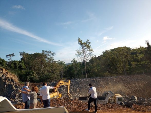 Prefeito-Augusto-Castro-acompanhado-do-deputado-Paulo-Magalhães-e-secretários-visitou-obras-da-BA-649-34