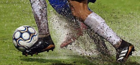 Futebol na chuva - gramado molhado - grama encharcada - bola de futebol - chuteira - estádio couto pereira