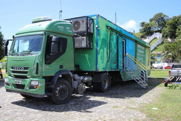 Ônibus da Coelba troca de lâmpada