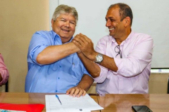 Pedro Maranhão e Mário Alexandre durante solenidade na Prefeitura || Foto PMI