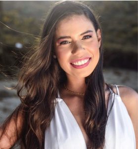 Professora Helloá Santos Fernandes, especialista em Periodontia e Implante