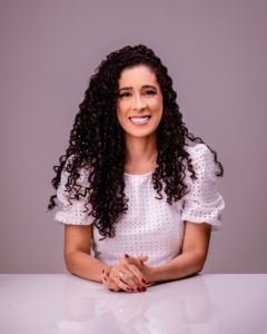 Professora Thiara Guimarães Macedo, especialista em Ortodontia