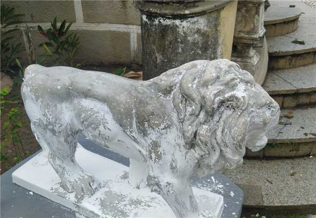 escultura foi pintada de forma equivocada