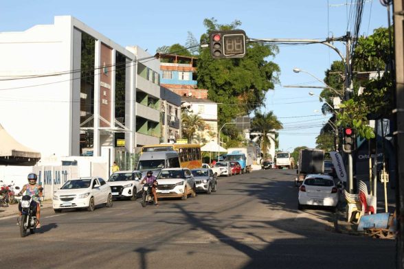 SEMAFORO AVENIDA CANAVIEIRAS E ITABUNA