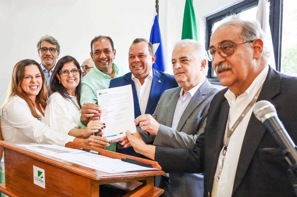 mario alexandre e ministro das cidades Márcio França, do vice-governador Geraldo Júnior, do vice-almirante Carlos Autran, diretor-presidente da Codeba, e da deputada estadual Soane Galvão