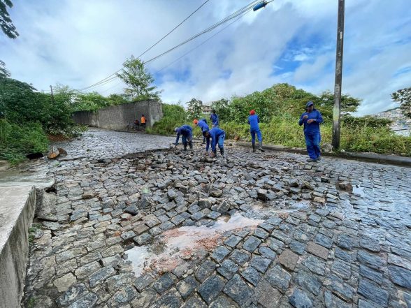 Estragos da chuva danificou paralelepípedo